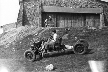 Csörlőkötér vontató a Hármashatárhegyi repülőtérben, 1957-ben., forrás: Fortepan