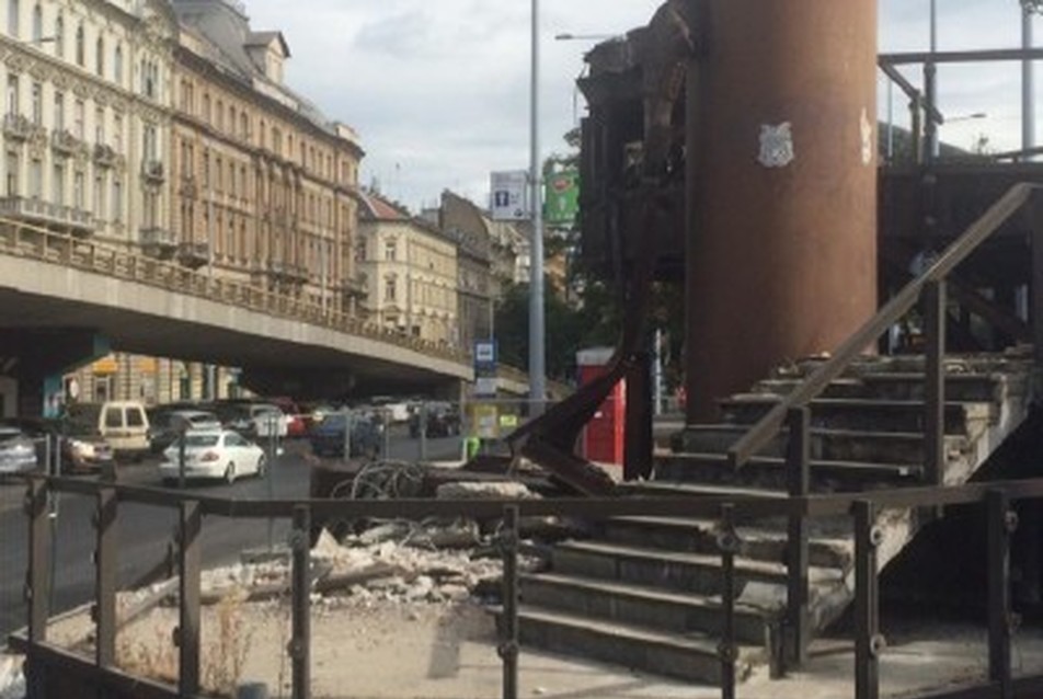 A Nyugati téri felüljáró már elbontott, előtte évekig pusztuló lépcsője