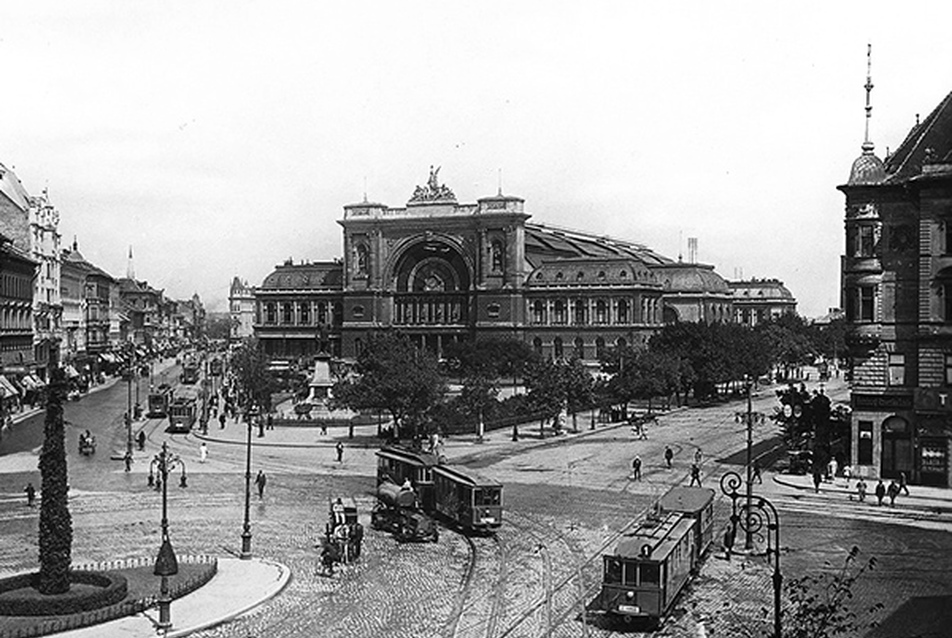 A Keleti pályaudvar kívülről, a Rákóczi út felől fényképezve. Fortepan, Kotnyek Antal