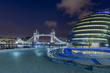 A Norman Foster által tervezett City Hall-lal, vagyis a híres-neves Városházával egy látómezőben. 