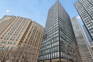 Lake Shore Drive lakóházak (a kép jobb oldalán az előtérben álló két ház (1948–1951) - fotó: architecturaldigest.com