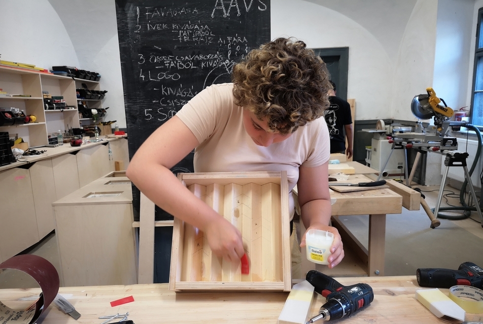 Munka a Hello Wood óbudai műhelyében, a Technikában. Fotó: AA Budapest Visiting School