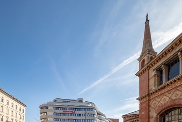 Csarnoktéri Meininger Hotel – a „Hullámzó Ház”, Tervezők: Vadász és Tsai. Építőművész Kft., 2019., Fotó: Bujnovszky Tamás