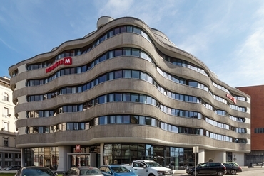 Csarnoktéri Meininger Hotel – a „Hullámzó Ház”, Tervezők: Vadász és Tsai. Építőművész Kft., 2019., Fotó: Bujnovszky Tamás