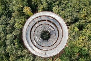 Marco de Groot (Hollandia): On top of the camp adventure observation tower. Gisselfeldi erdők, Dánia. APA 2019 – A hely érzete (Sense of Place) kategória.