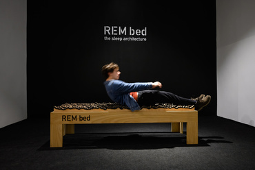 Lakner Antal: Rem bed, 2019. kőrisfa, acél, rételet lemez, 195 x 70 x 53 cm  © a Glassyard jóvoltából fotó: Eln Ferenc 