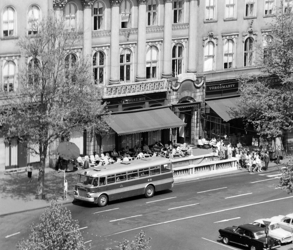 A Gerbeaud (Vörösmarty)-cukrászda 1966-ban. Fotó: UVATERV / Lechner Fotótár