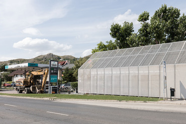 Intramuros: Benzinkút és üzlethelyiség, Budaörs, 2019. Fotó: Danyi Balázs