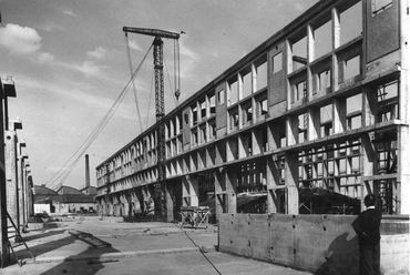 Ikarus Karosszéria- és Járműgyár, Budapest. Fémmegmunkáló csarnok. Mátrai Gyula, Pászti Károly, Csaba Attila – IPARTERV, 1958–1959 Forrás: (Magyar) (Ipari) Építészetért Alapítvány – IPARTERV Fotóarchívum