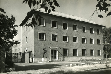 Cs. Juhász Sára: Gyógyszerdecentrum a budapesti Uzsoki úton, 1955. Forrás: Cs. Juhász Sára hagyatéka