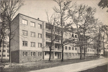 Tatabánya, bányászlakóházak (ma a Ságvári lakótelep részei) 1949-ből, tervező: Fleischl Etelka, Fleischl Gyula és Major Máté. Forrás: Új Építészet, 1949/1-3., 17. és 19. o.