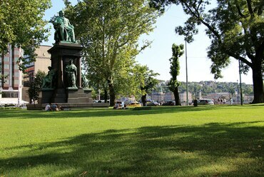 A haza bölcse a Széchenyi tér gyepje felett. Kép: Fred Romero, Wikimedia Commons