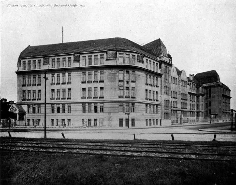 Budapest, a Soroksári úti elemi iskola és óvoda (ma: Jaschik Álmos Művészeti Szakgimnázium) elkészült épületének képe 1913-ból, tervező: Fleischl Róbert. Forrás: FSZEK Budapest Gyűjtemény, Erdélyi Mór felvétele