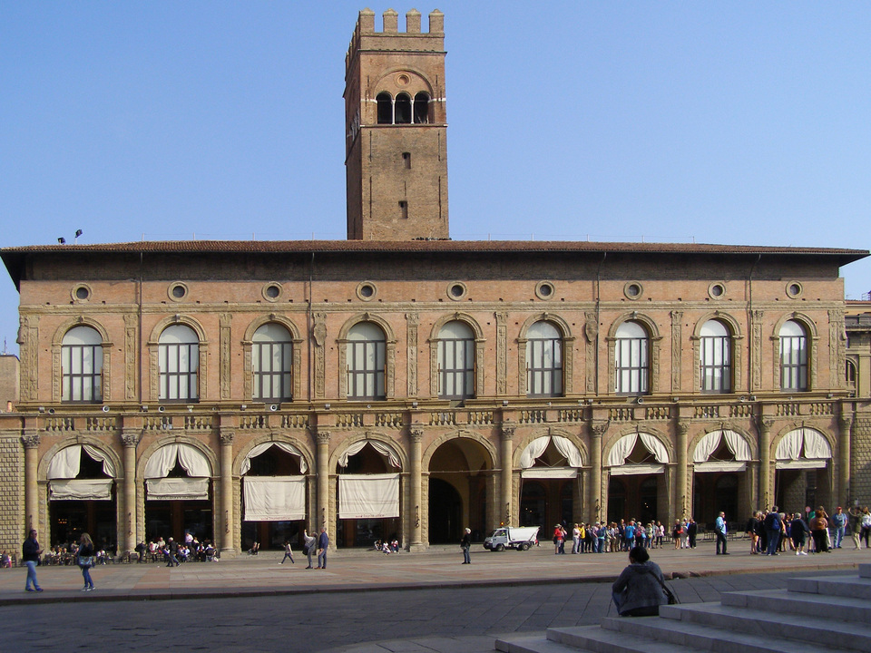 Bologna, Piazza Maggiore, Palazzo della Podestà, 1200-as évek. Fotó: Lampert Rózsa