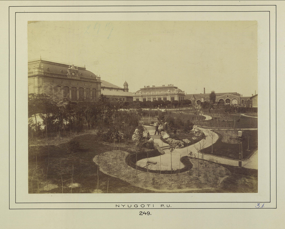 Eiffel tér (ekkor névtelen), a Nyugati pályaudvar indulási oldala a Teréz körút felől nézve. A felvétel 1880-1890 között készült. Fotó: Fortepan / Budapest Főváros Levéltára (levéltári jelzet: HU.BFL.XV.19.d.1.06.055)