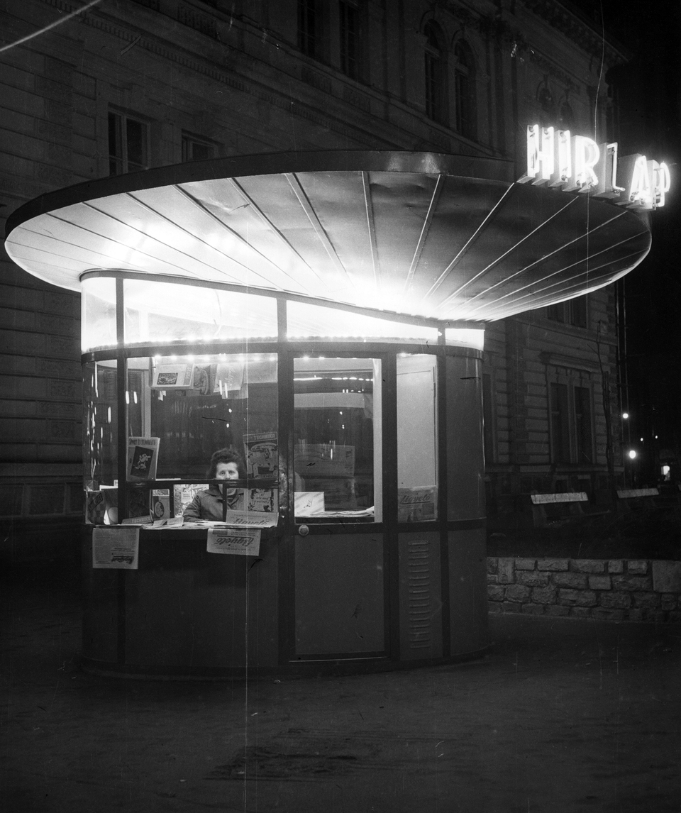 Teréz (Lenin) körút - Nyugati (Marx) tér sarok, hírlapárus pavilon. 1964. Fotó: Fortepan / Budapest Főváros Levéltára (levéltári jelzet: HU_BFL_XV_19_c_13)