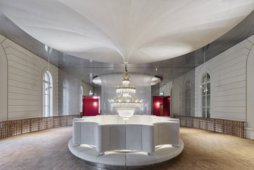 A foyer felső szintje, innen lehet bejutni a Musiksaal galériájára. Fotó © Stadtcasino Basel | Fotografie roman weyeneth