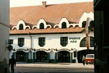 Kistelegdi István munkáiból: Iparosház, Pécs, 1987. Fotó: Csorba Győző Könyvtár - Pécs