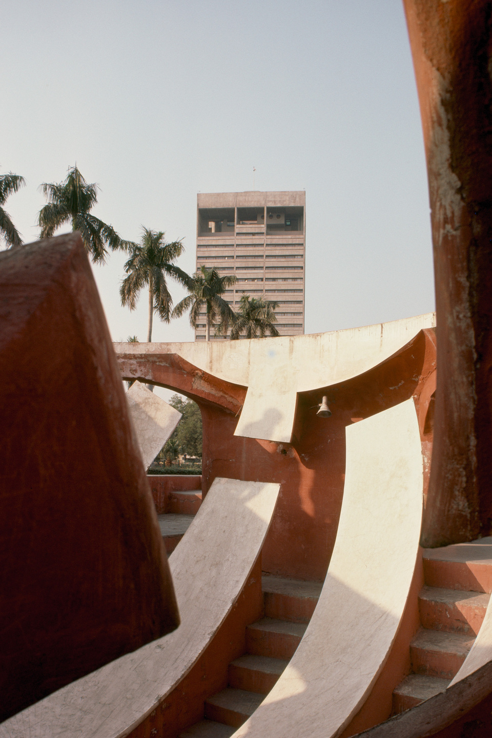 Kuldip Singh, Mahendra Raj: Palika Kendra, Újdelhi (előtérben a II. Jai Singh maharadzsa által a 18. század elején épített napóra) – fotó: © Massachusetts Institute of Technology, courtesy of Peter Serenyi