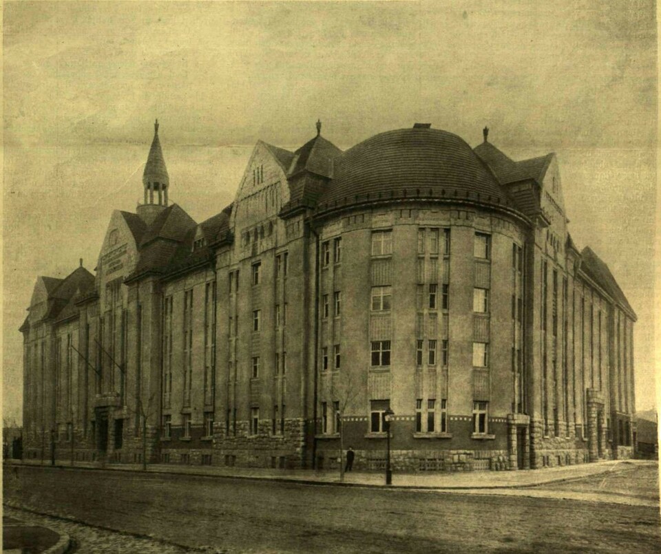 Budapest, Aréna (Dózsa György) út 152., 1912-ben, tervező: Schodits Lajos és Eberling Béla, kivitelező: a Neuschloss Ödön és Marcell cég (Vasárnapi Újság, 1912/2., 1. o.)