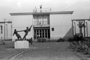 Kazincbarcika, Egressy út, a Béke mozi és Olcsai Kiss Zoltán szobra, a Táncospár., 1966., Forrás: Fortepan,  Adományozó: Lechner Nonprofit Kft. Dokumentációs Központ