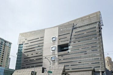 San Francisco Federal Building, építész: Morphosis. Forrás: Wikimedia Commons