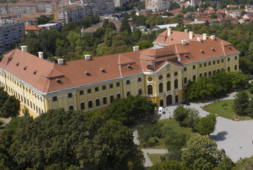 A restaurált római katolikus püspöki palota és a frissen rekonstruált barokk kert. Forrás: www.baroque-garden.ro/