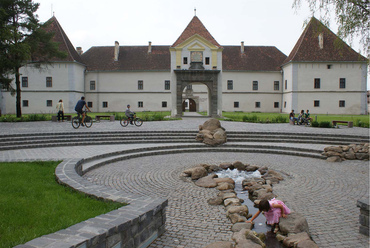 Közösségi szabadtérépítészeti projektek. 1. Csíkszereda, Mikó vár külső tereinek megújítása (tervezők: Herczeg Ágnes, Szűts Gábor tájépítészek, Esztány Győző építész)