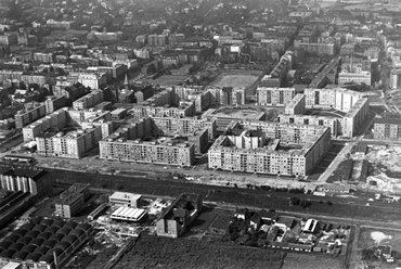 Légifotó Lágymányosról. A kép közepén a BEAC sporttelep, a későbbi Skála áruház helye, balra a Fehérvári út. 1963., Forrás: Fortepan, Adományozó: MHSZ