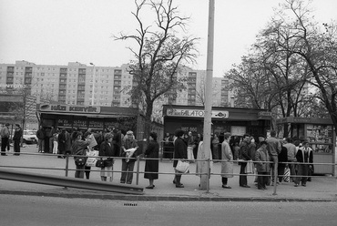 Örs vezér tere, pavilonsor a Sugár Üzletközponttal szemközti oldalon, 1990. Forrás: Fortepan, adományozó: Szalay Zoltán