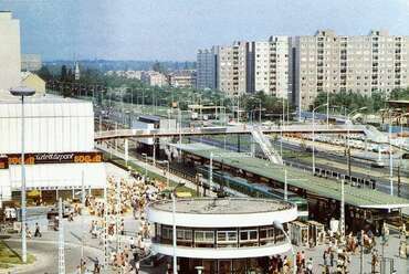 Örs vezér tere, Forrás: Huszár István-Bassa Endre-Fábri Magda: 30 év krónikája 1956-1986. Kossuth Könyvkiadó, Budapest, 1986, 155. oldal