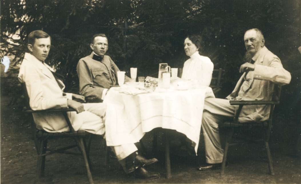 Kotsis Endre, Kotsis Iván, édesanyjuk Kotsis Lajosné és édesapjuk Kotsis Lajos 1914 körül (Kotsis-fivérek kiállítás, Lechner Tudásközpont, 2017–2018, a fotó a család tulajdonában áll)  