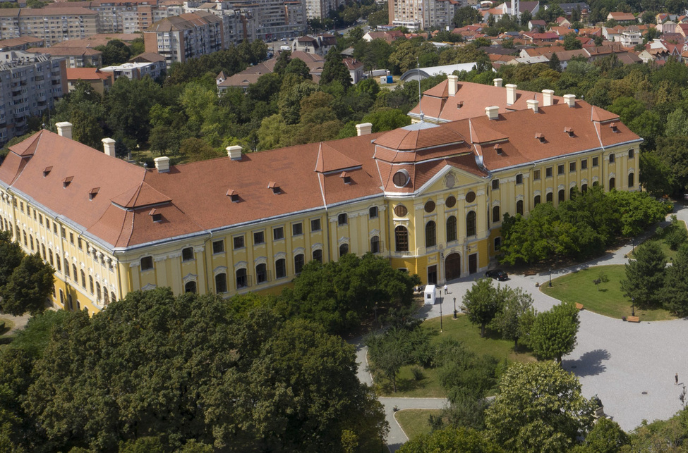 A restaurált római katolikus püspöki palota és a frissen rekonstruált barokk kert. Forrás: www.baroque-garden.ro/