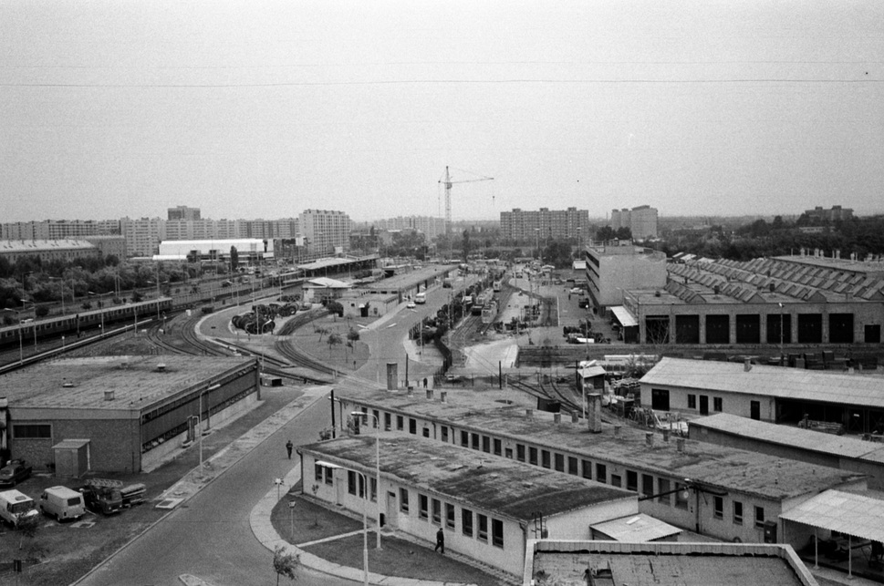 A 2-es metró Fehér úti járműtelepe és a Fehér úti főműhely, háttérben az Örs vezér tere a Sugár Üzletközponttal, 1983. Forrás: Fortepan, adományozó: Vészi Ágnes