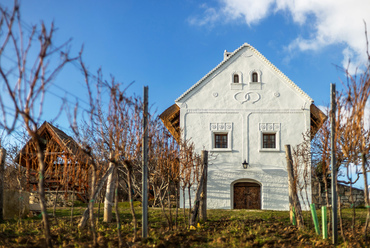 A szemöldökfa szerint 1850-ben épült Meszleny-pince a Balatonakali Borút címeréről is visszaköszön. Az épület a közelmúltban újult meg a Népi Építészeti Program támogatásával.