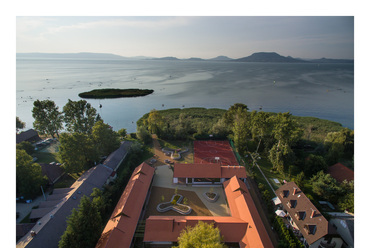 A Balaton-part átalakulása – gyermektábor Balatonfenyvesen. Tervező: DNS Műterem, Dénes György, Dénes Eszter. Fotó: Dénes György