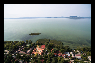 A Balaton-part átalakulása – gyermektábor Balatonfenyvesen. Tervező: DNS Műterem, Dénes György, Dénes Eszter. Fotó: Dénes György