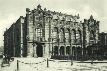 Budapest, Vigadó, főhomlokzat és a nagyterem részlete 1925 körül, tervező: Feszl Frigyes (Magyar Művészet, 1925/1., 396. és 407. o.)