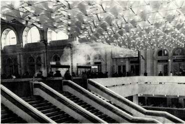 Budapest, a Keleti pályaudvar feljárója és világítása 1970 körül, tervező: Preisich Anikó (A Magyar Képzőművészek Szövetsége Belsőépítész Szakosztályának kiállítása, Ernst Múzeum, 1970)