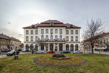 Wälder számos oktatási épületet is tervezett, melyeknek szép példája a miskolci Zenepalota. Az épület átadásakor, 1927-ben az ország legkorszerűbb ilyen jellegű épülete volt. A nagyméretű hangversenyteremben található Angster orgona ma is látványos.