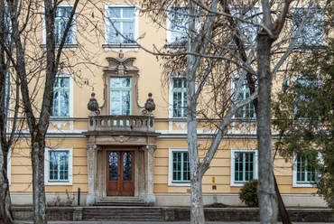 Baglyokkal találkozhatunk az 1926-ban épült egri Polgári Fiú és Leány Iskola főhomlokzatán is. Ehhez az épülethez még jobban illik a bagoly, hiszen a várost a Magyar Athénnek is szokás nevezni, elsősorban a Líceum oktatási tevékenysége miatt. 