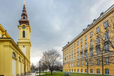 A Szent Imre-templom és a gimnázium harmonikus egységet alkot, bár stílusukban van némi eltérés, a templom épületén ugyanis több a klasszicizáló elem.