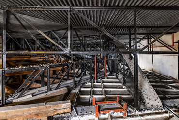 Újabb néhány méterrel magasabban, a nézőtér fölötti tér, az Ördögpadlás acélszerkezete. Bal oldalon a csonkakúp formájú mennyezet közepén, a csillár fölött induló szellőző kürtő látható.