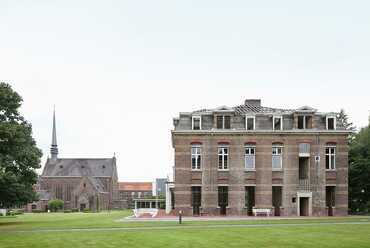 architecten de vylder vinck taillieu: PC Caritas - Kanunnik Petrus Jozef Triest Plein - Melle, Belgium - fotó © Filip Dujardin, Divisare