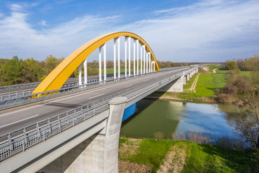 Az M44 autóút Tiszakürt és Kondoros közti szakaszán 2019 októbere óta vezeti át a forgalmat a Hármas-Körös fölött hazánk egyik első, egyetlen főtartóval épült ívhídja. 