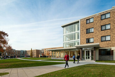 A Farfield Egyetem Campion Hall dormitóriuma. Építész: Fletcher & Thompson, 1964. Felújítás: Graham Hebel Architects, 201. (Forrás: Graham Hebel Architects)