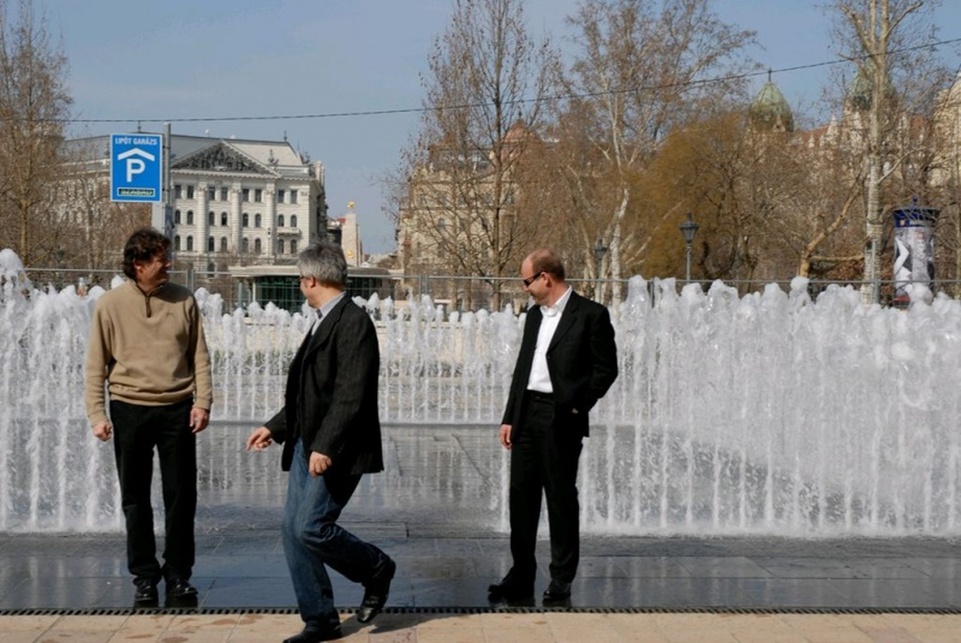 Interaktív szökőkút próbaüzem - Kovács Csaba, Ásztai Bálint, Kelecsényi Gergely, Cselovszki Zoltán - forrás: ÉF archívum