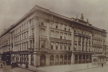 Budapest, Vörösmarty tér 7-8., 1900 körül, tervező: Hild József (Klösz György felvétele, HU_BFL_XV_19_d_1_08_144)