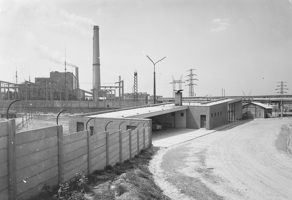 Az alumínium gyártáshoz nélkülözhetetlen hőerőmű és kéményei. 1963 / FORTEPAN – UVATERV