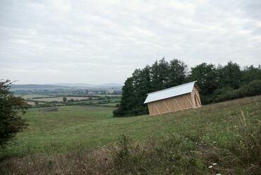 Ferdeház installáció a Szikra Mező Artweeken – tervező: Paradigma Ariadné – fotó: Csóka Attila Róbert